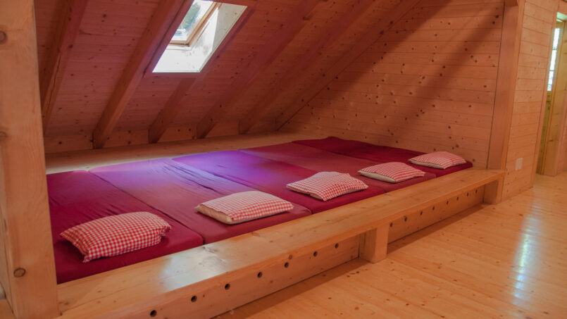 Gruppenhaus Waldhütte Seelisberg - Dachzimmer mit Bett