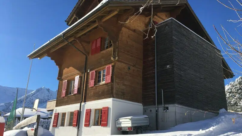 Gruppenhaus Sonnenrain Adelboden - Holzhaus mit roten Fensterläden
