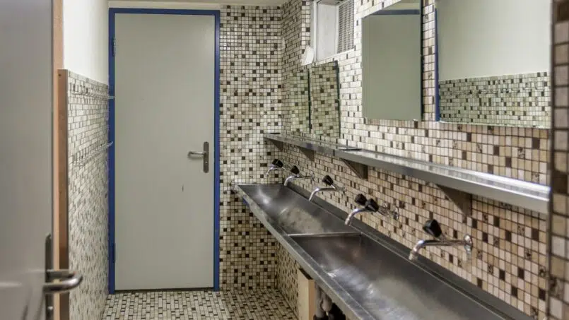 Badezimmer mit Waschbecken und Spiegeln im Gruppenhaus Pfadiheim Reiden