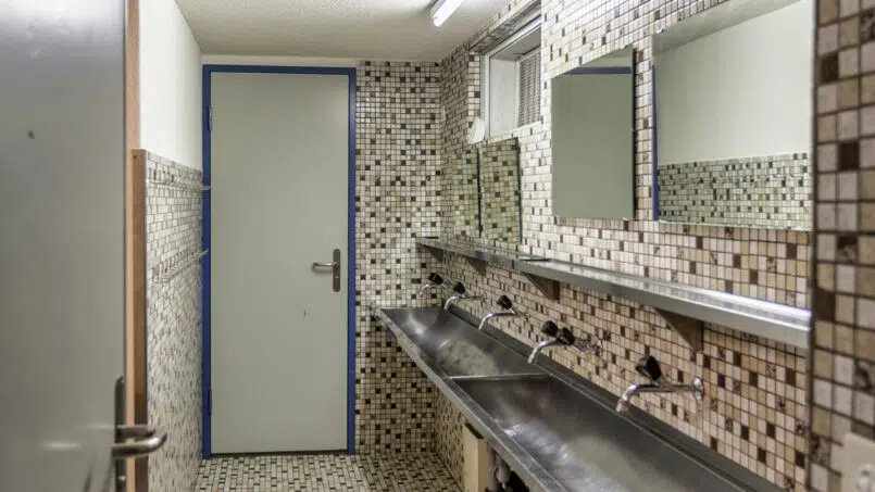 Gruppenhaus Pfadiheim Reiden Badezimmer mit zwei Waschbecken und Spiegeln