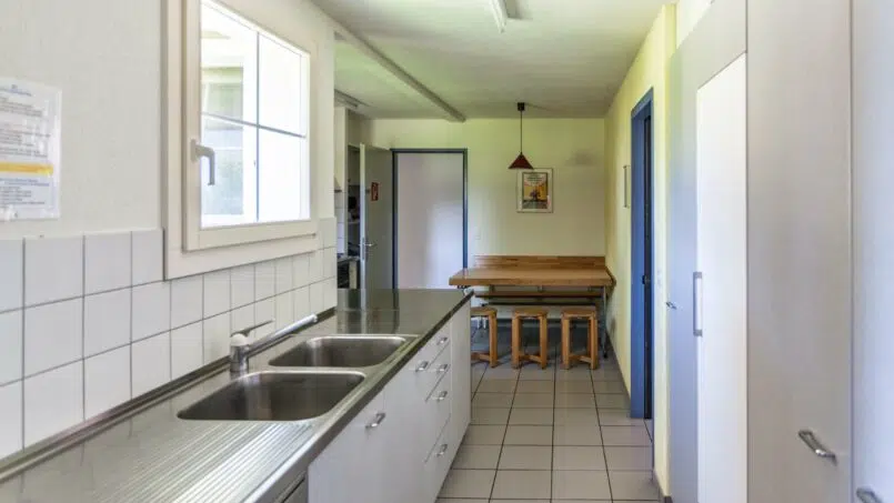 Gruppenhaus Pfadiheim Reiden Küche mit Spülbecken und Kühlschrank