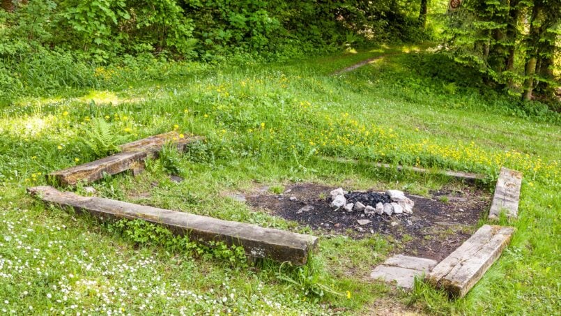 Feuerstelle im Gruppenhaus Pfadiheim Reiden auf dem grünen Feld