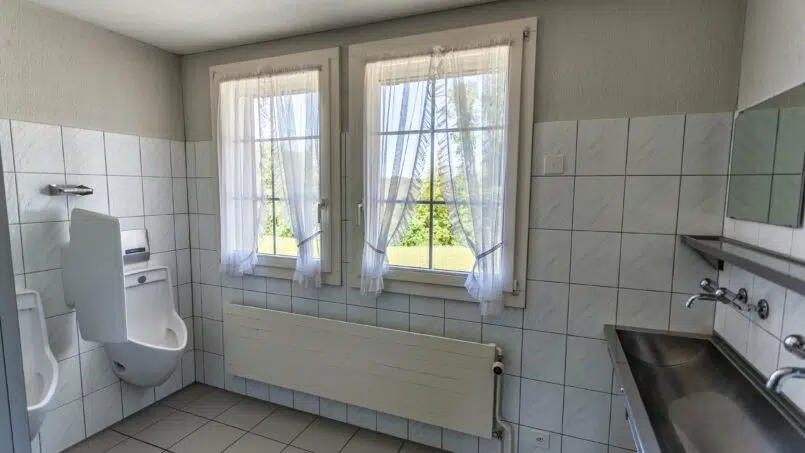 Gruppenhaus Pfadiheim Reiden Badezimmer mit zwei Urinalen und einem Waschbecken.