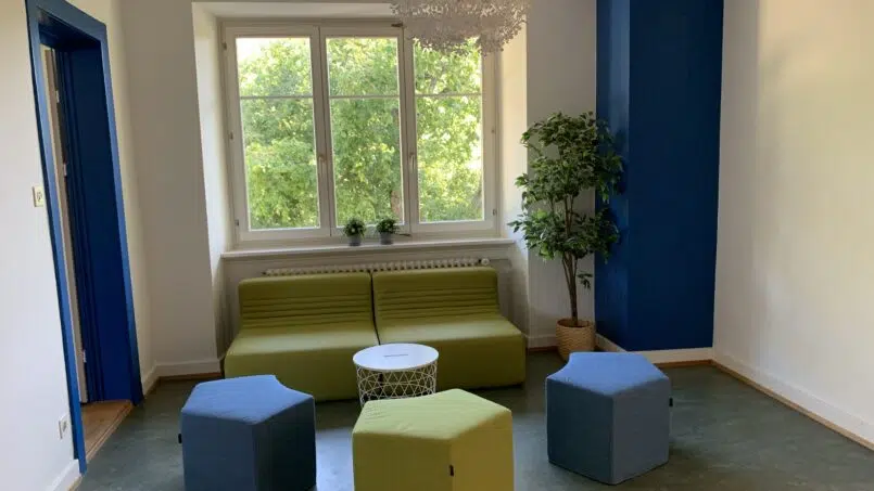 Gruppenhaus Baselbieter Chinderhus mit blauer Wand und grünen Möbeln in Langenbruck