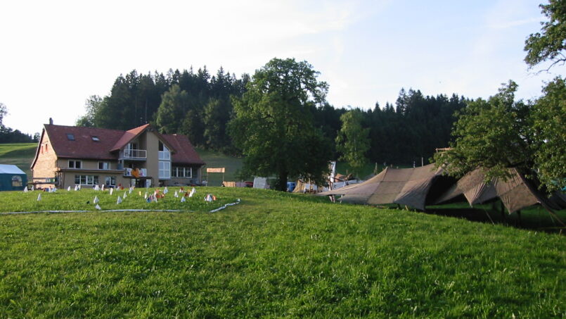 Gruppenhaus Pfadiheim Hinterberg in Andwil auf grüner Wiese