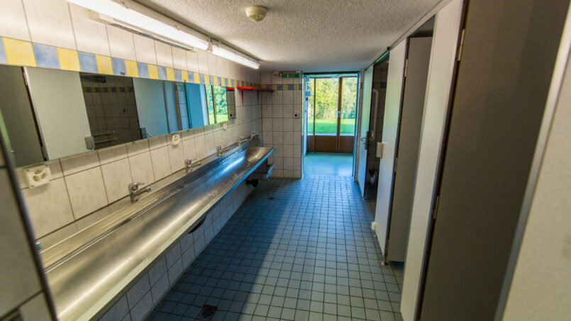 Reihe von Waschbecken im Badezimmer vom Gruppenhaus Pfadiheim Hinterberg in Andwil