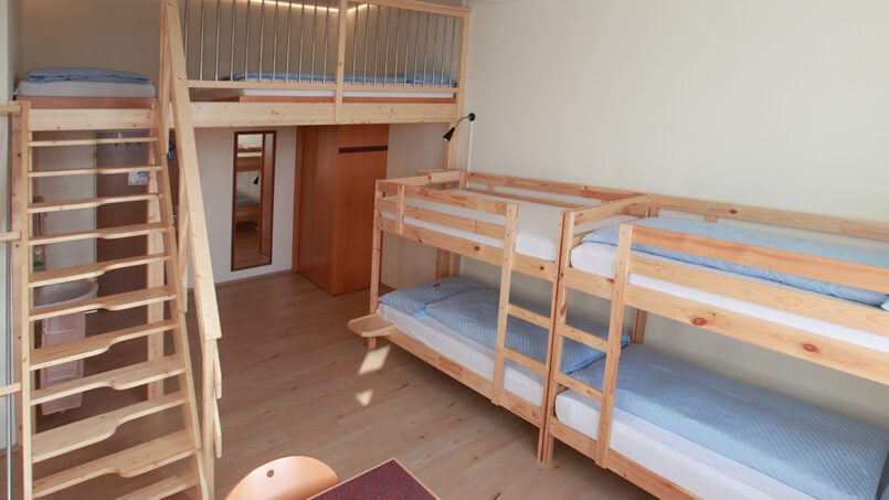 Gruppenhaus-Beatenberg-Unterkunft-Weisses-Haus-Etagenbetten-Zimmer