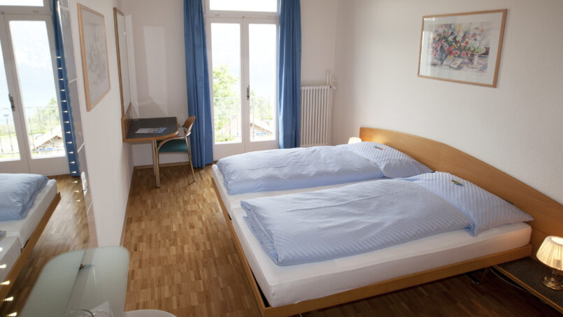 Zwei Betten in einem Zimmer im Gruppenhaus Weißes Haus, Beatenberg.