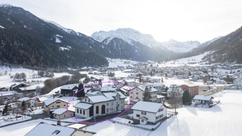Gruppenhaus Steinbock in Val Müstair - Luftaufnahme eines Dorfes in den Bergen