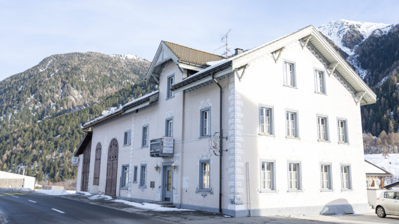 Gruppenhaus Steinbock in Val Müstair - Weißes Gebäude am Straßenrand