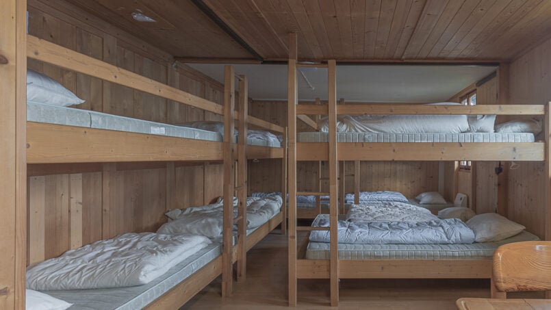 Gruppenhaus Berghaus Niederhorn in Beatenberg - Zimmer mit Etagenbetten und Tisch