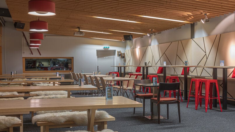 Gruppenhaus Berghaus Niederhorn Beatenberg Restaurant Holzdecke