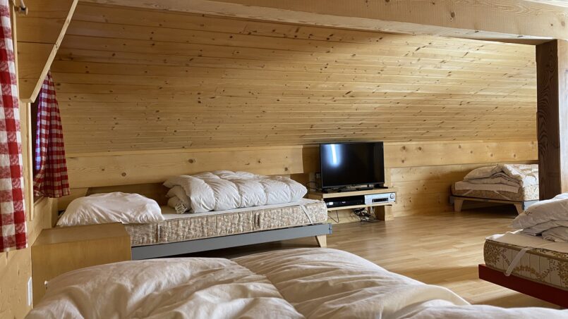 Zweibettzimmer im Chalet La Marmotte, Gruppenhaus in Les Crosets mit Fernseher