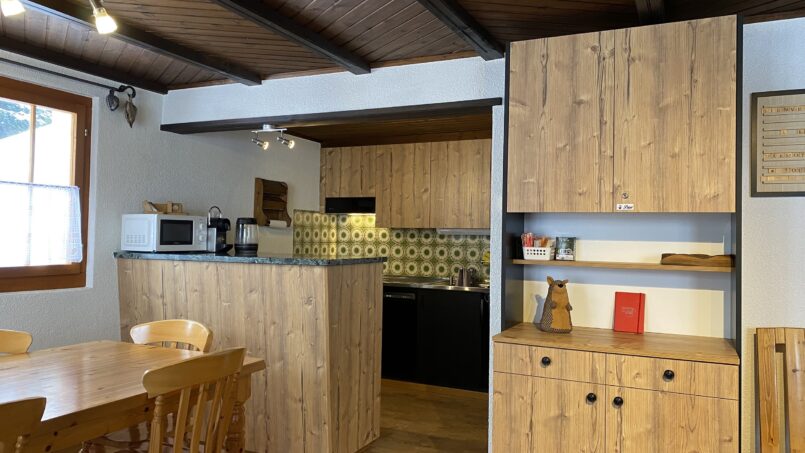 Kleine Holzküche im Gruppenhaus Chalet La Marmotte in Les Crosets
