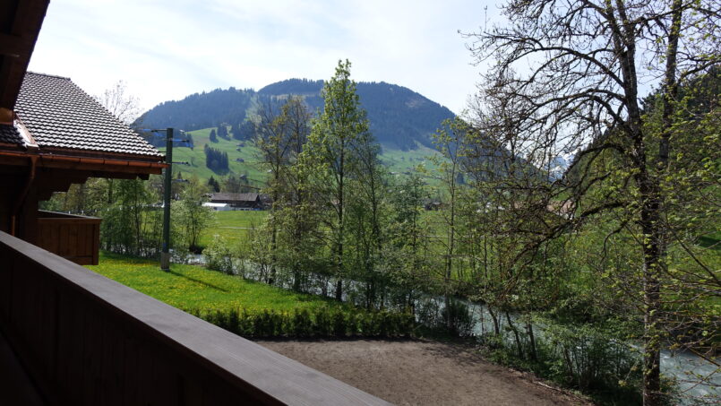 Blick auf die Berge vom Balkon des Gruppenhauses Sportlodge Gstaad.