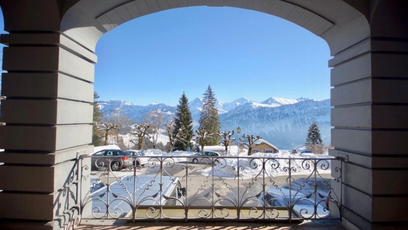Gruppenhaus Weißes Haus Beatenberg, Balkon mit Blick auf verschneite Berge