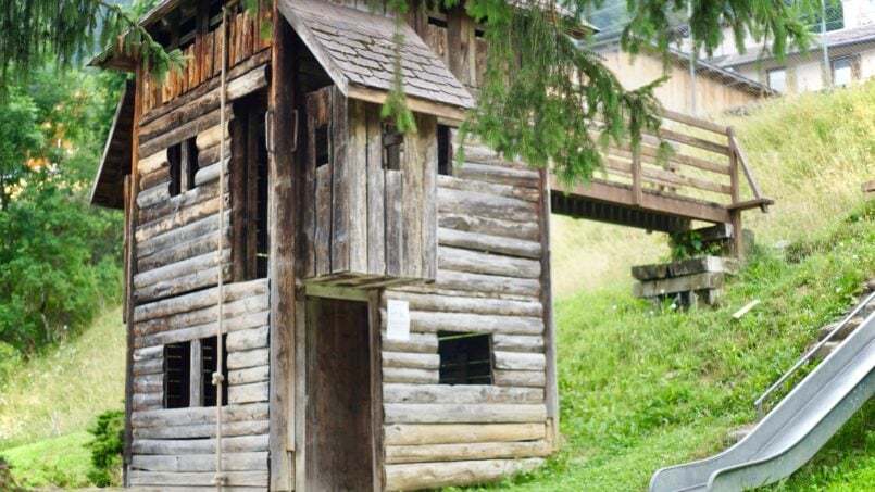 Kinder-Spielhaus mit Rutsche im Gruppenhaus Weißes Haus Beatenberg