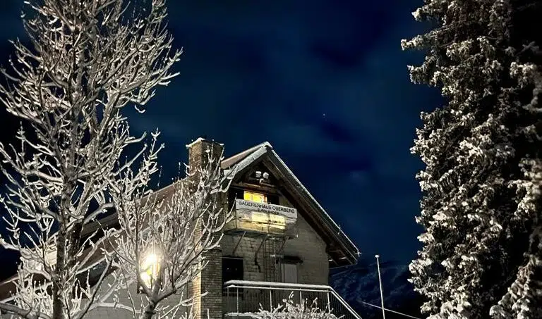 Gruppenhaus Badenerhaus Oberberg Ibergeregg in Illgau beleuchtet im Schnee bei Nacht