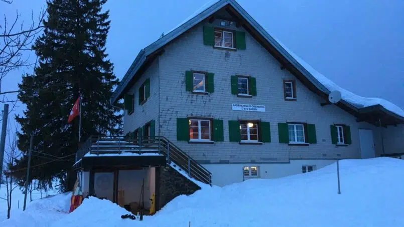 Gruppenhaus Badenerhaus Oberberg Ibergeregg im Winter, Illgau - Haus mit grünen Fensterläden im Schnee