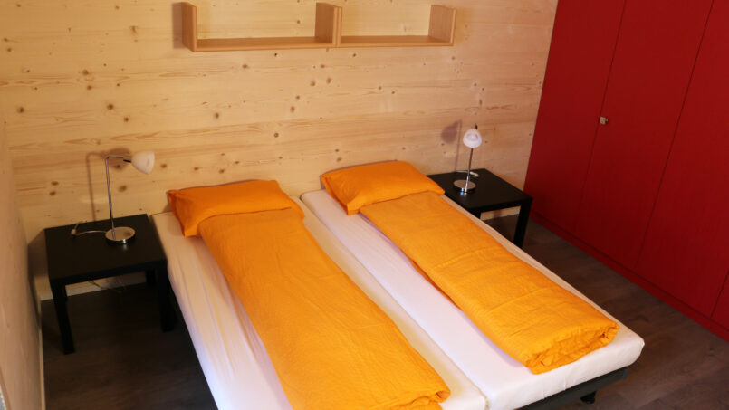 Zwei Betten im Gruppenhaus Sportlodge Gstaad