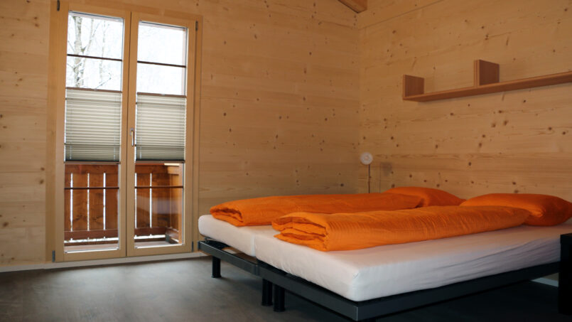 Gruppenhaus Schlafzimmer Bett in der Sportlodge Gstaad