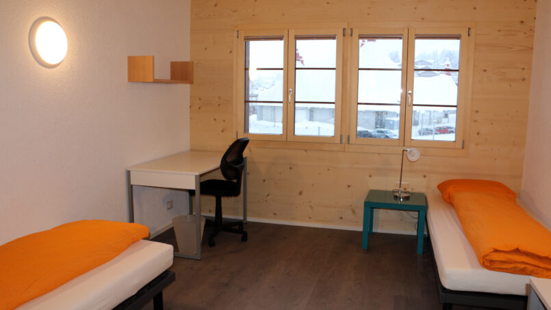 Zweibettzimmer im Gruppenhaus Sportlodge Gstaad