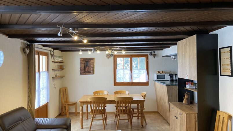 Gruppenhaus Chalet La Marmotte Les Crosets Wohnzimmer mit Esstisch und Stühlen