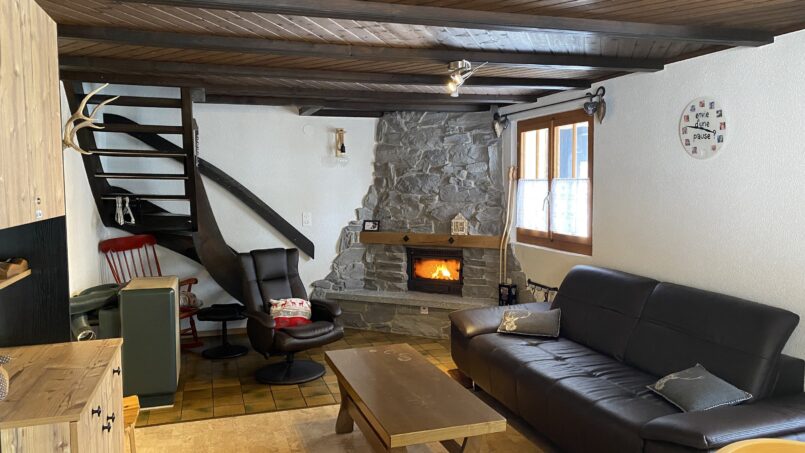 Gruppenhaus Chalet La Marmotte Les Crosets Wohnzimmer mit Kamin und Holztreppe