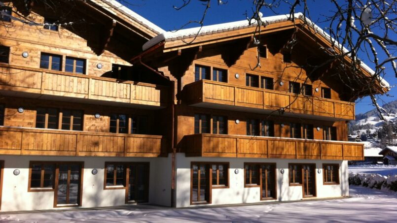 Gruppenhaus Sportlodge in Gstaad mit schneebedecktem Boden.