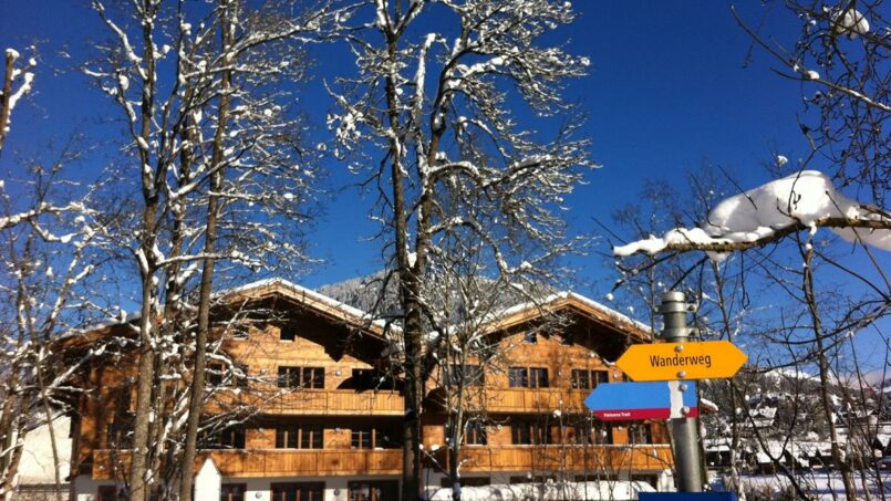 Gruppenhaus Sportlodge Gstaad im Winter mit Schnee