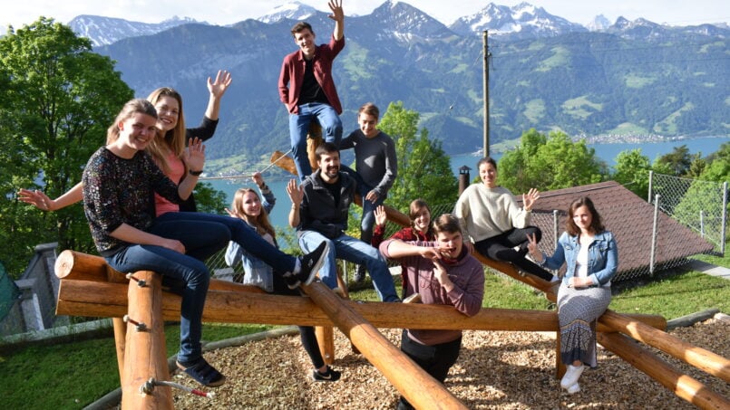 Gruppe von Leuten posiert im Gruppenhaus Weissen Haus Beatenberg.