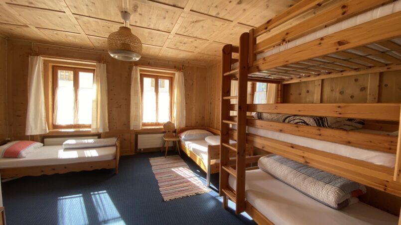 Gruppenhaus Steinbock Val Müstair Holzhütte Zimmer mit Etagenbetten