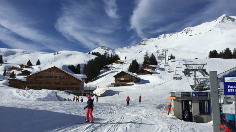 Gruppenhaus Chalet La Marmotte Les Crosets Skifahrer auf verschneiter Piste