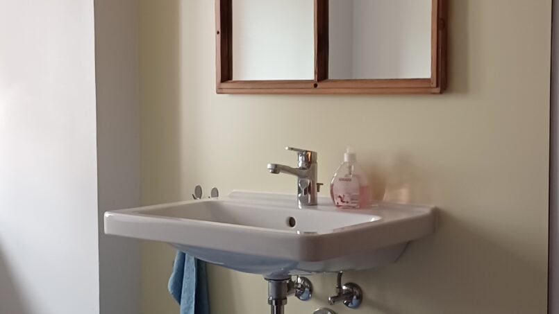 3D-Modell Badezimmer mit Waschbecken und Spiegel im Gruppenhaus Scola Viglia in Salouf