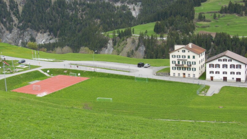 Grüne Wiese vor Gruppenhaus Scola Viglia in Salouf